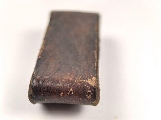 Schieber aus braunem Leder für Trageriemen der Wehrmacht. Innen gemessen 43mm, Breite 19,5mm