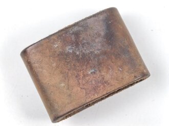 Schieber aus braunem Leder für Trageriemen der Wehrmacht. Innen gemessen 47mm, Breite 40,5mm