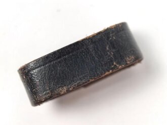 Schieber aus schwarzem Leder für Trageriemen der Wehrmacht. Innen gemessen 26mm, Breite 10,3mm