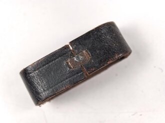 Schieber aus schwarzem Leder für Trageriemen der Wehrmacht. Innen gemessen 26mm, Breite 10,3mm
