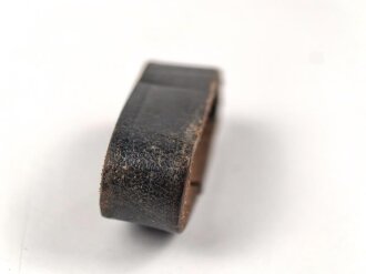 Schieber aus schwarzem Leder für Trageriemen der Wehrmacht. Innen gemessen 26mm, Breite 10,3mm