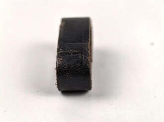 Schieber aus schwarzem Leder für Trageriemen der Wehrmacht. Innen gemessen 26mm, Breite 10,3mm