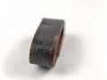 Schieber aus schwarzem Leder für Trageriemen der Wehrmacht. Innen gemessen 26mm, Breite 10,3mm