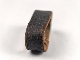 Schieber aus schwarzem Leder für Trageriemen der Wehrmacht. Innen gemessen 30mm, Breite 12mm