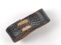 Schieber aus schwarzem Leder für Trageriemen der Wehrmacht. Innen gemessen 30mm, Breite 12mm