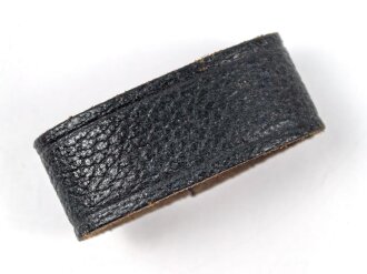 Schieber aus schwarzem Leder für Trageriemen der Wehrmacht. Innen gemessen 43mm, Breite 18,8mm