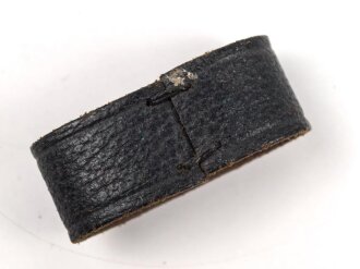 Schieber aus schwarzem Leder für Trageriemen der Wehrmacht. Innen gemessen 43mm, Breite 18,8mm