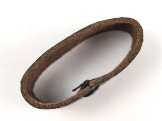 Schieber aus schwarzem Leder für Trageriemen der Wehrmacht. Innen gemessen 43mm, Breite 18,8mm