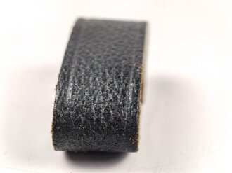 Schieber aus schwarzem Leder für Trageriemen der Wehrmacht. Innen gemessen 43mm, Breite 18,8mm