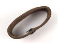 Schieber aus schwarzem Leder für Trageriemen der Wehrmacht. Innen gemessen 43mm, Breite 18,8mm