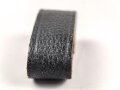 Schieber aus schwarzem Leder für Trageriemen der Wehrmacht. Innen gemessen 43mm, Breite 18,8mm