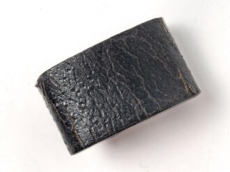 Schieber aus schwarzem Ersatzmaterial für Trageriemen der Wehrmacht. Innen gemessen 25,2mm, Breite 19mm