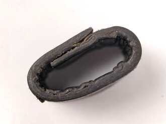 Schieber aus schwarzem Ersatzmaterial für Trageriemen der Wehrmacht. Innen gemessen 25,2mm, Breite 19mm