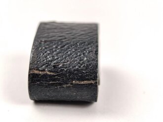 Schieber aus schwarzem Ersatzmaterial für Trageriemen der Wehrmacht. Innen gemessen 25,2mm, Breite 19mm