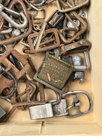 Konvolut Metallbeschläge aller Art, grösstenteils Wehrmacht, zum Teil defekt