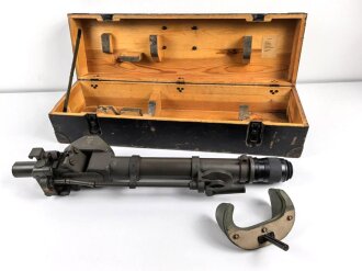 Turm Ziel Fernrohr 6 " T.Z.F.6" . Hersteller beh für E. Leitz, Wetzlar. Originallack, "Neblige" Durchsicht, sonst in sehr gutem Zustand. Im zugehörigen Transportkasten.