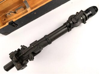 Turm Ziel Fernrohr 6 " T.Z.F.6" . Hersteller beh für E. Leitz, Wetzlar. Originallack, "Neblige" Durchsicht, sonst in sehr gutem Zustand. Im zugehörigen Transportkasten.