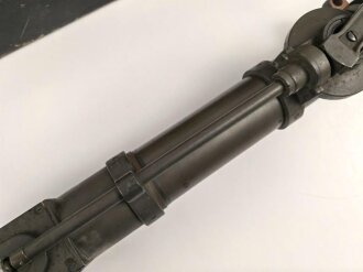 Turm Ziel Fernrohr 6 " T.Z.F.6" . Hersteller beh für E. Leitz, Wetzlar. Originallack, "Neblige" Durchsicht, sonst in sehr gutem Zustand. Im zugehörigen Transportkasten.