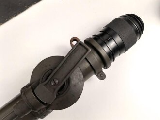 Turm Ziel Fernrohr 6 " T.Z.F.6" . Hersteller beh für E. Leitz, Wetzlar. Originallack, "Neblige" Durchsicht, sonst in sehr gutem Zustand. Im zugehörigen Transportkasten.