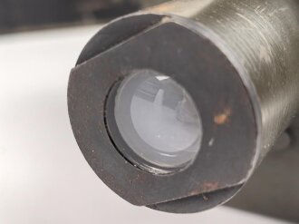 Turm Ziel Fernrohr 6 " T.Z.F.6" . Hersteller beh für E. Leitz, Wetzlar. Originallack, "Neblige" Durchsicht, sonst in sehr gutem Zustand. Im zugehörigen Transportkasten.