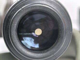 Turm Ziel Fernrohr 6 " T.Z.F.6" . Hersteller beh für E. Leitz, Wetzlar. Originallack, "Neblige" Durchsicht, sonst in sehr gutem Zustand. Im zugehörigen Transportkasten.