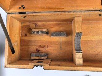 Turm Ziel Fernrohr 6 " T.Z.F.6" . Hersteller beh für E. Leitz, Wetzlar. Originallack, "Neblige" Durchsicht, sonst in sehr gutem Zustand. Im zugehörigen Transportkasten.