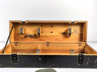 Turm Ziel Fernrohr 6 " T.Z.F.6" . Hersteller beh für E. Leitz, Wetzlar. Originallack, "Neblige" Durchsicht, sonst in sehr gutem Zustand. Im zugehörigen Transportkasten.