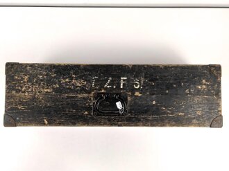 Turm Ziel Fernrohr 6 " T.Z.F.6" . Hersteller beh für E. Leitz, Wetzlar. Originallack, "Neblige" Durchsicht, sonst in sehr gutem Zustand. Im zugehörigen Transportkasten.