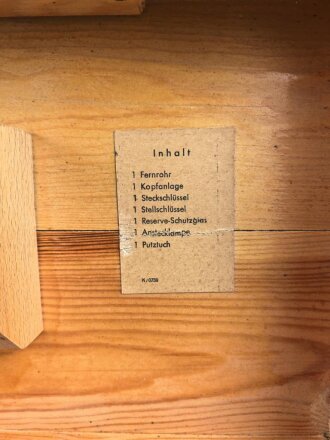 Turm Ziel Fernrohr 6 " T.Z.F.6" . Hersteller beh für E. Leitz, Wetzlar. Originallack, "Neblige" Durchsicht, sonst in sehr gutem Zustand. Im zugehörigen Transportkasten.