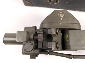 Turm Ziel Fernrohr 6 " T.Z.F.6" . Hersteller beh für E. Leitz, Wetzlar. Originallack, "Neblige" Durchsicht, sonst in sehr gutem Zustand. Im zugehörigen Transportkasten.
