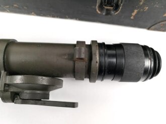 Turm Ziel Fernrohr 6 " T.Z.F.6" . Hersteller beh für E. Leitz, Wetzlar. Originallack, "Neblige" Durchsicht, sonst in sehr gutem Zustand. Im zugehörigen Transportkasten.