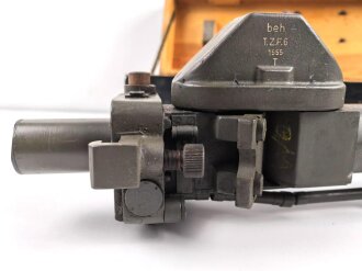 Turm Ziel Fernrohr 6 " T.Z.F.6" . Hersteller beh für E. Leitz, Wetzlar. Originallack, "Neblige" Durchsicht, sonst in sehr gutem Zustand. Im zugehörigen Transportkasten.