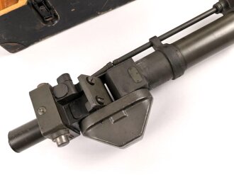 Turm Ziel Fernrohr 6 " T.Z.F.6" . Hersteller beh für E. Leitz, Wetzlar. Originallack, "Neblige" Durchsicht, sonst in sehr gutem Zustand. Im zugehörigen Transportkasten.