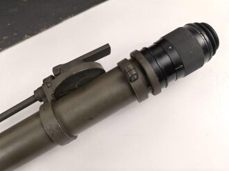 Turm Ziel Fernrohr 6 " T.Z.F.6" . Hersteller beh für E. Leitz, Wetzlar. Originallack, "Neblige" Durchsicht, sonst in sehr gutem Zustand. Im zugehörigen Transportkasten.