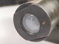 Turm Ziel Fernrohr 6 " T.Z.F.6" . Hersteller beh für E. Leitz, Wetzlar. Originallack, "Neblige" Durchsicht, sonst in sehr gutem Zustand. Im zugehörigen Transportkasten.