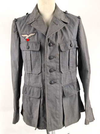 Luftwaffe, blaue Tropenfeldbluse 1. Modell. Kammerstück von 1941. Leicht angeschmutzt, der Brustadler original vernäht, leicht getragenes Stück