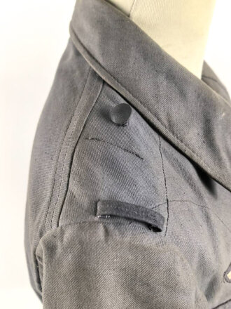 Luftwaffe, blaue Tropenfeldbluse 1. Modell. Kammerstück von 1941. Leicht angeschmutzt, der Brustadler original vernäht, leicht getragenes Stück