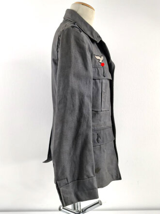 Luftwaffe, blaue Tropenfeldbluse 1. Modell. Kammerstück von 1941. Leicht angeschmutzt, der Brustadler original vernäht, leicht getragenes Stück