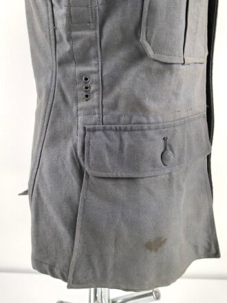 Luftwaffe, blaue Tropenfeldbluse 1. Modell. Kammerstück von 1941. Leicht angeschmutzt, der Brustadler original vernäht, leicht getragenes Stück
