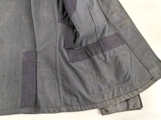 Luftwaffe, blaue Tropenfeldbluse 1. Modell. Kammerstück von 1941. Leicht angeschmutzt, der Brustadler original vernäht, leicht getragenes Stück