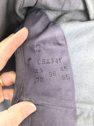 Luftwaffe, blaue Tropenfeldbluse 1. Modell. Kammerstück von 1941. Leicht angeschmutzt, der Brustadler original vernäht, leicht getragenes Stück