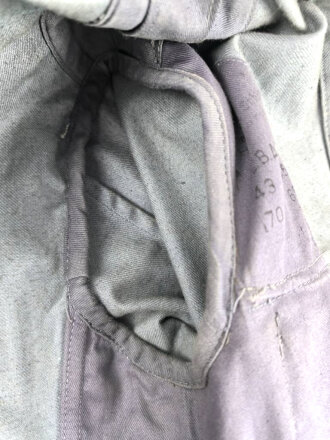 Luftwaffe, blaue Tropenfeldbluse 1. Modell. Kammerstück von 1941. Leicht angeschmutzt, der Brustadler original vernäht, leicht getragenes Stück