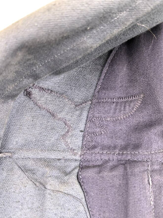 Luftwaffe, blaue Tropenfeldbluse 1. Modell. Kammerstück von 1941. Leicht angeschmutzt, der Brustadler original vernäht, leicht getragenes Stück