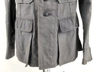 Luftwaffe, blaue Tropenfeldbluse 1. Modell. Kammerstück von 1941. Leicht angeschmutzt, der Brustadler original vernäht, leicht getragenes Stück