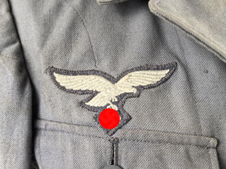 Luftwaffe, blaue Tropenfeldbluse 1. Modell. Kammerstück von 1941. Leicht angeschmutzt, der Brustadler original vernäht, leicht getragenes Stück