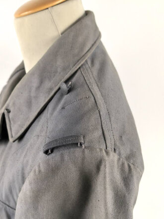 Luftwaffe, blaue Tropenfeldbluse 1. Modell. Kammerstück von 1941. Leicht angeschmutzt, der Brustadler original vernäht, leicht getragenes Stück