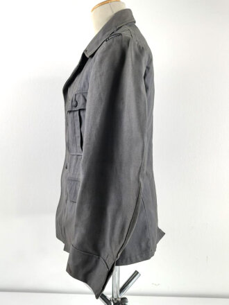 Luftwaffe, blaue Tropenfeldbluse 1. Modell. Kammerstück von 1941. Leicht angeschmutzt, der Brustadler original vernäht, leicht getragenes Stück