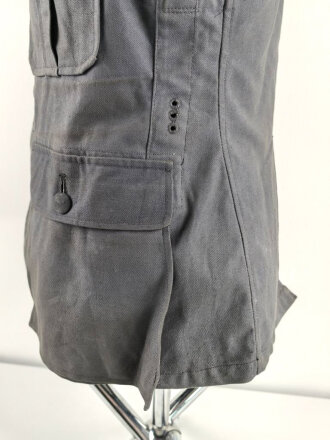 Luftwaffe, blaue Tropenfeldbluse 1. Modell. Kammerstück von 1941. Leicht angeschmutzt, der Brustadler original vernäht, leicht getragenes Stück