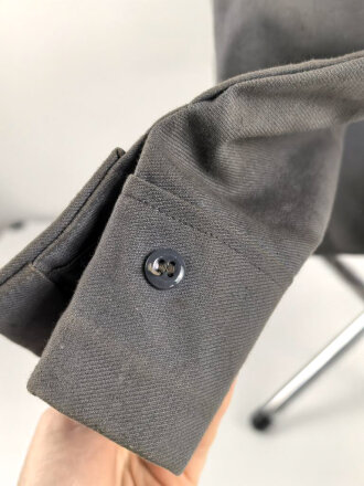 Luftwaffe, blaue Tropenfeldbluse 1. Modell. Kammerstück von 1941. Leicht angeschmutzt, der Brustadler original vernäht, leicht getragenes Stück