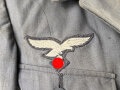 Luftwaffe, blaue Tropenfeldbluse 1. Modell. Kammerstück von 1941. Leicht angeschmutzt, der Brustadler original vernäht, leicht getragenes Stück